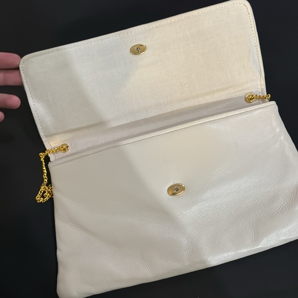Vintage off white leather flap clutch with gold chain link strap - Picture 6 of 9